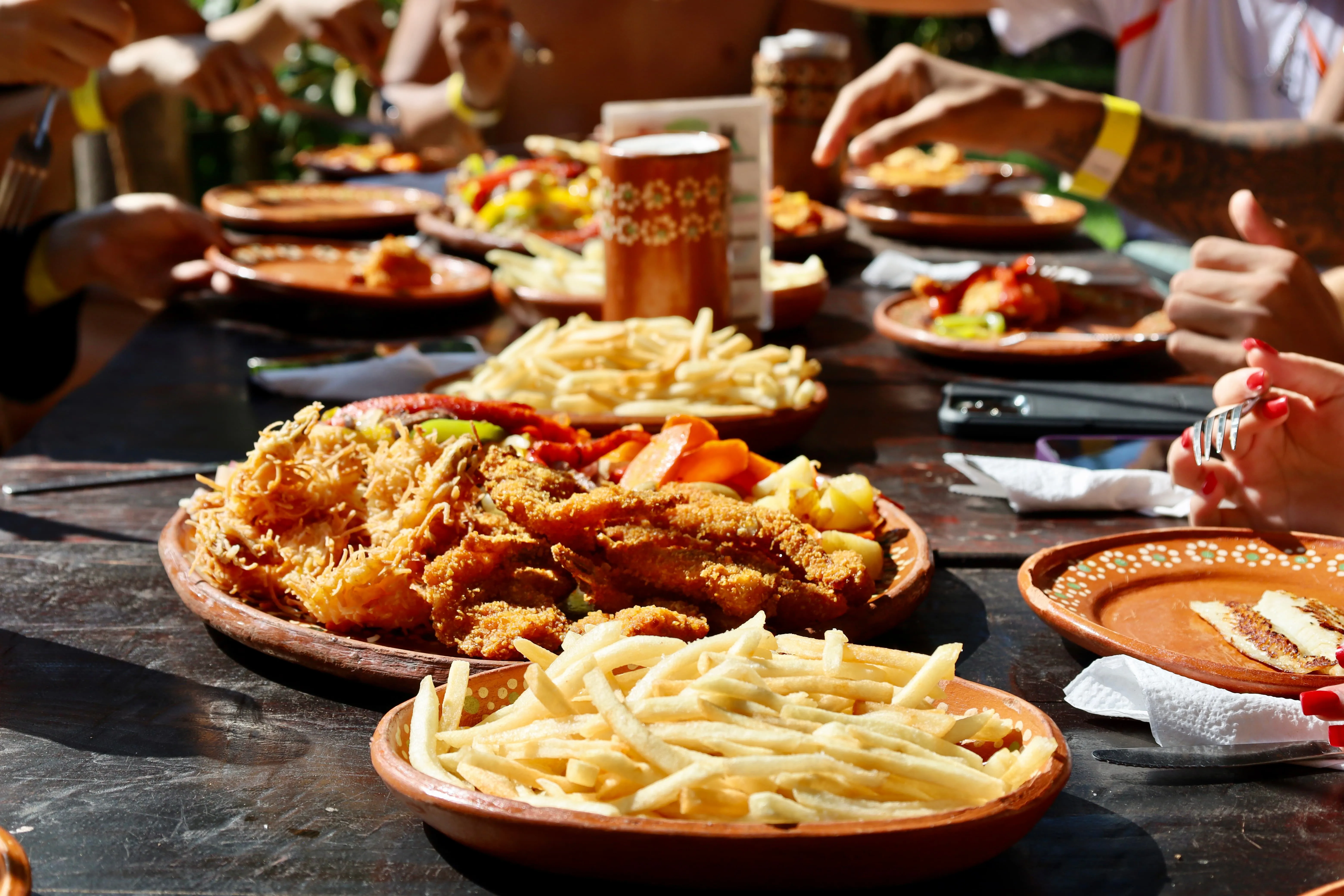 Mesa con platillos en el restaurante del parque