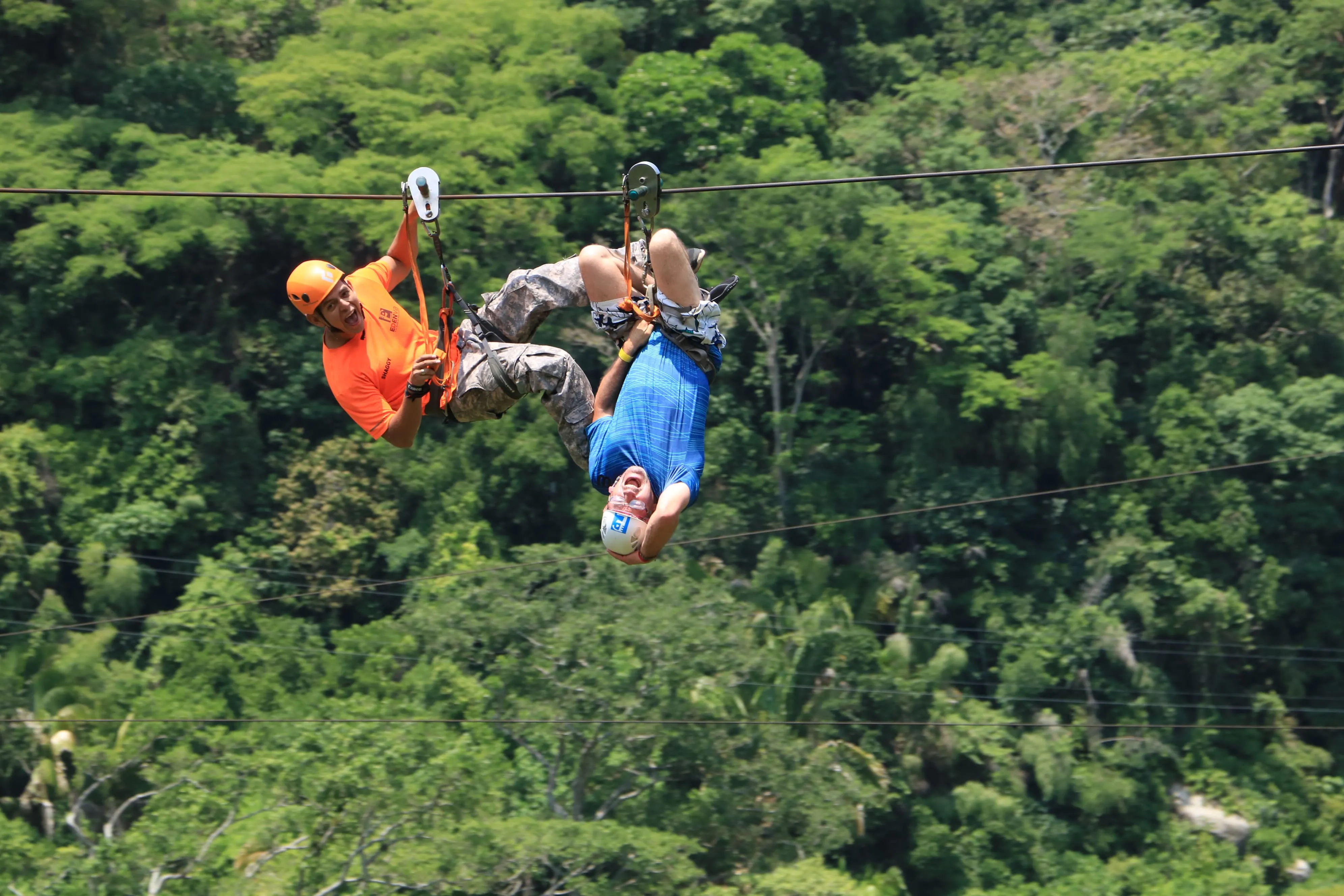 Dos personas en tirolesa sobre la selva de la Sierra Madre