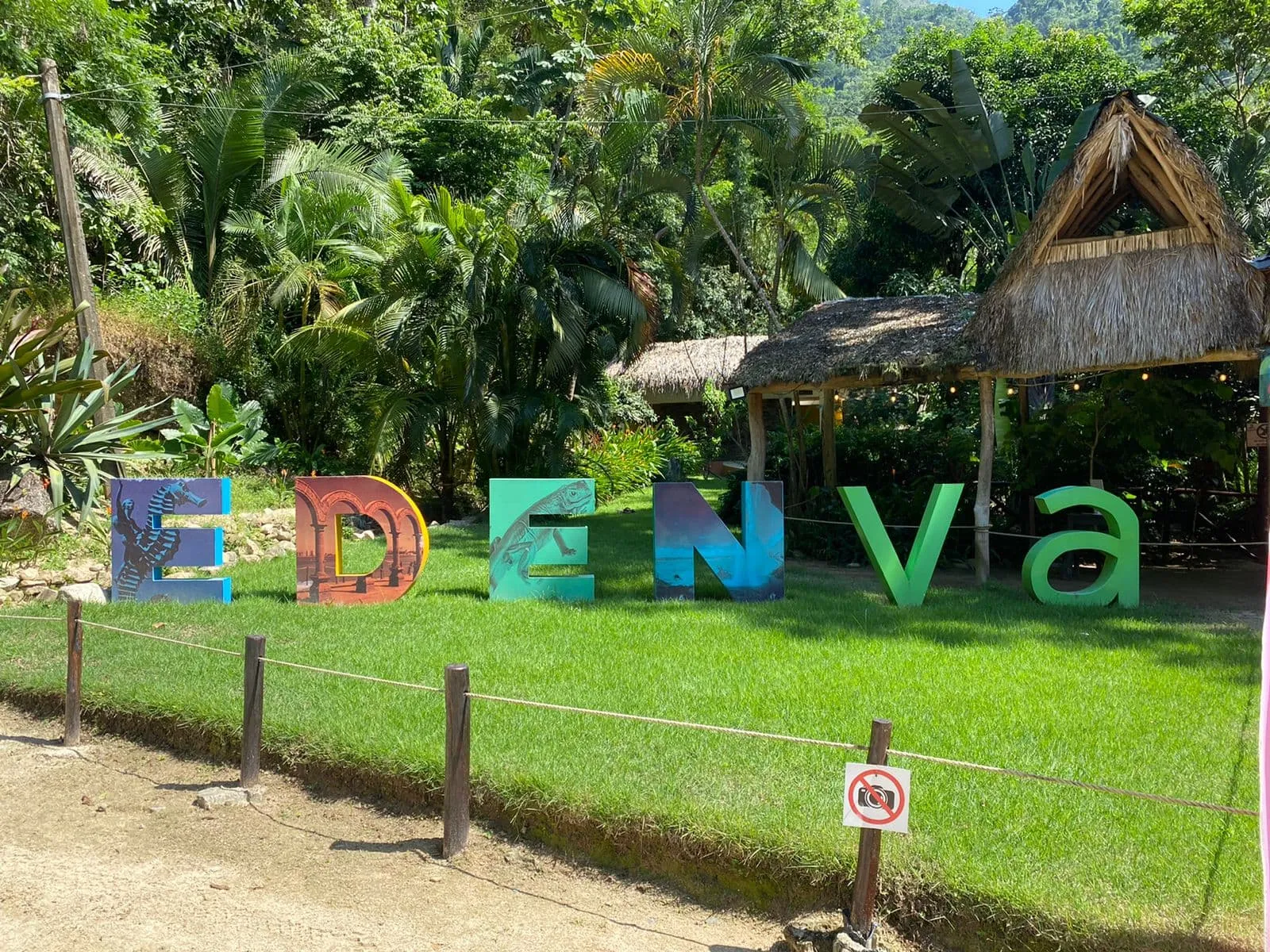 Entrada de Edenva rodeada de selva