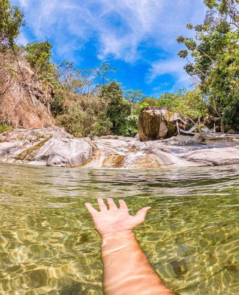 Poza natural de agua cristalina